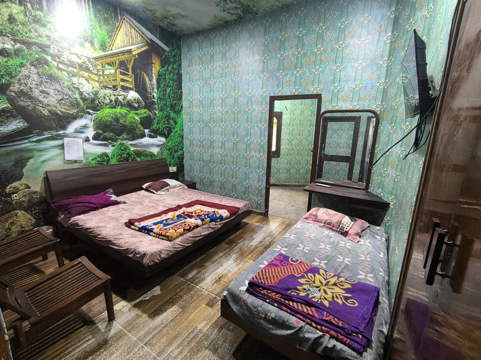 אמריצר Hotel Jogi Guest House Welcome All Families, Friends, Groups, Couples, Singles Fully Airconditioner, Attach Washrooms, Lift, Wifi, 24 Hours Room Service, Power Backup מראה חיצוני תמונה