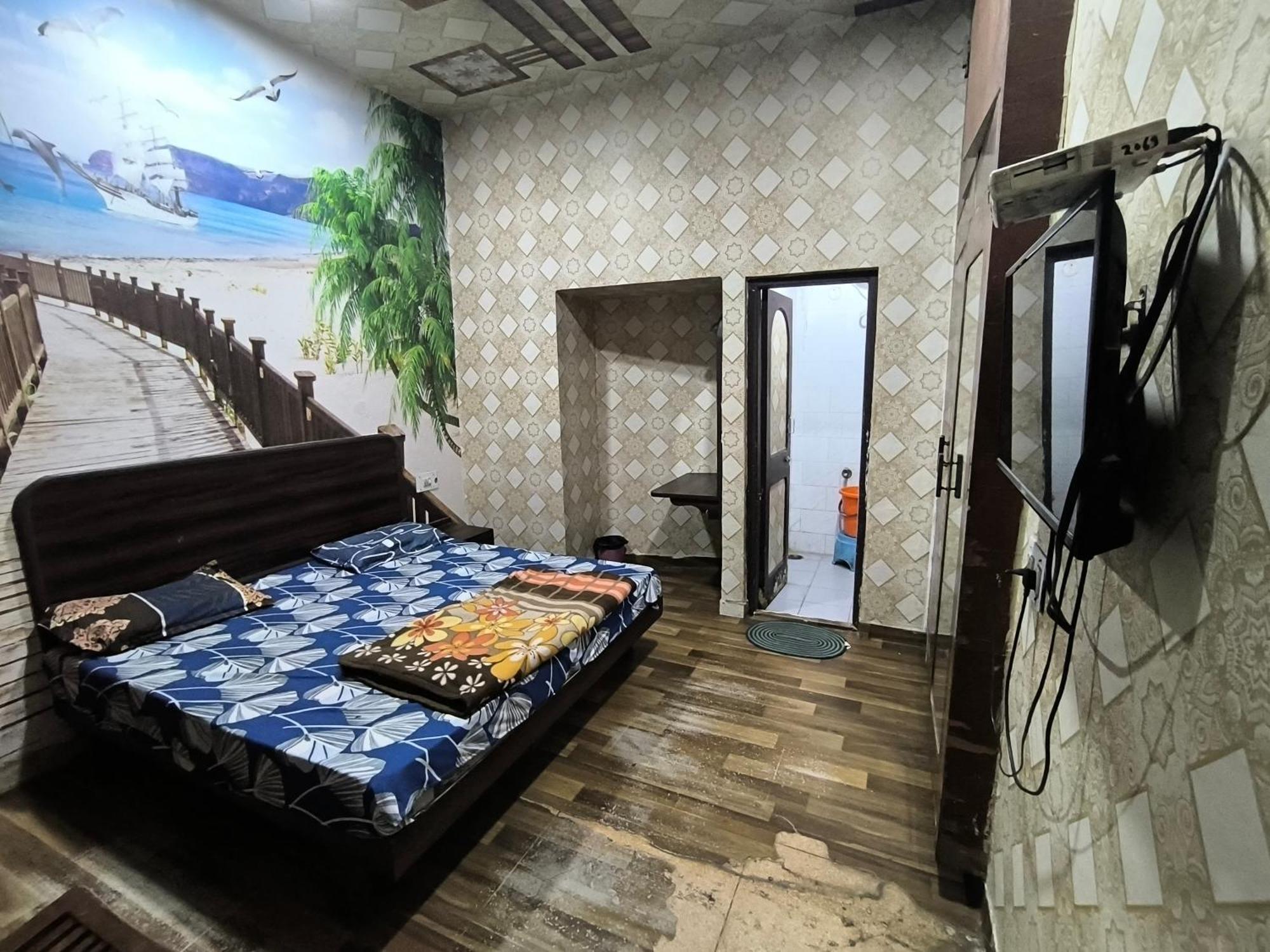 אמריצר Hotel Jogi Guest House Welcome All Families, Friends, Groups, Couples, Singles Fully Airconditioner, Attach Washrooms, Lift, Wifi, 24 Hours Room Service, Power Backup מראה חיצוני תמונה