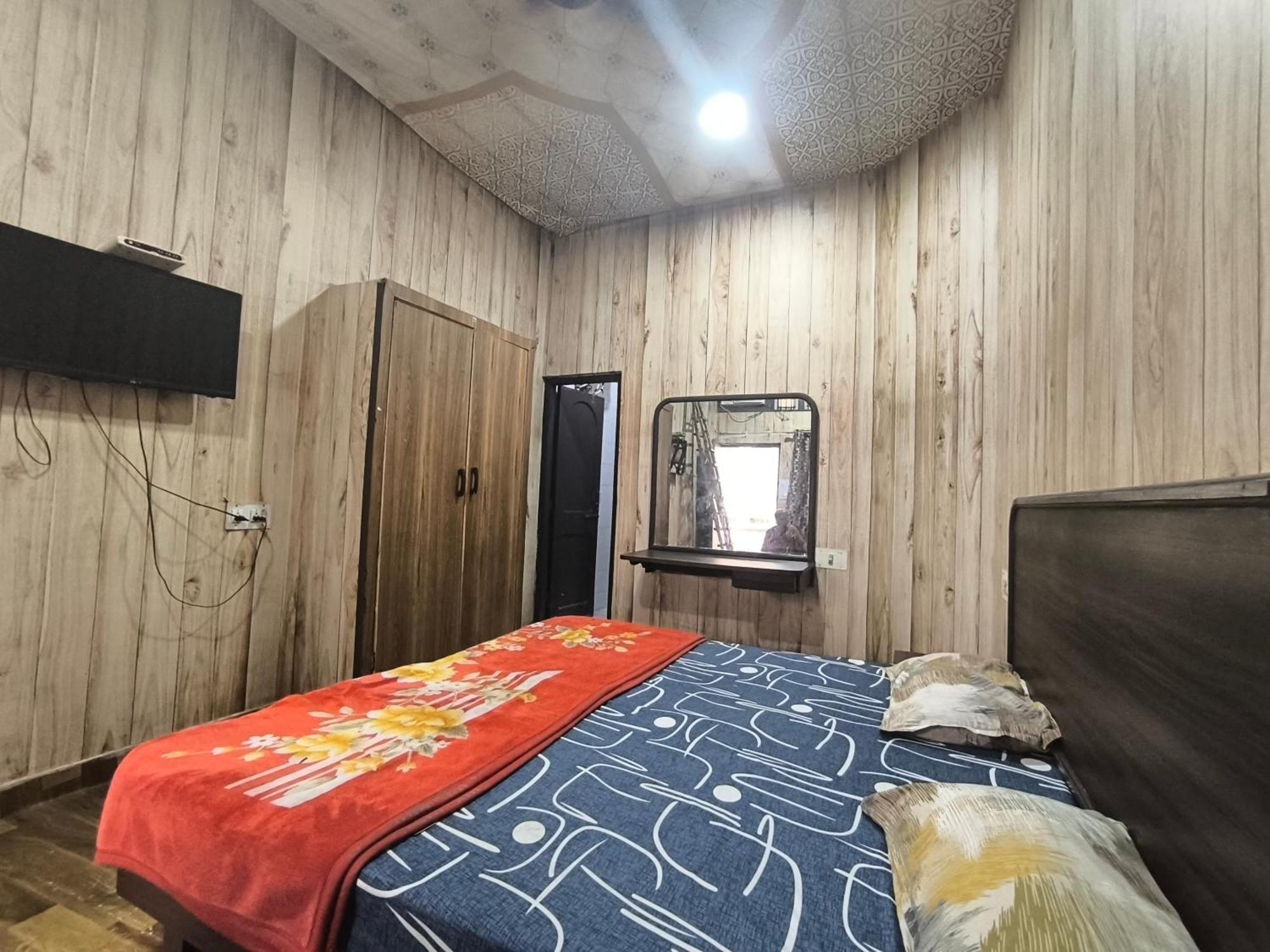 אמריצר Hotel Jogi Guest House Welcome All Families, Friends, Groups, Couples, Singles Fully Airconditioner, Attach Washrooms, Lift, Wifi, 24 Hours Room Service, Power Backup מראה חיצוני תמונה